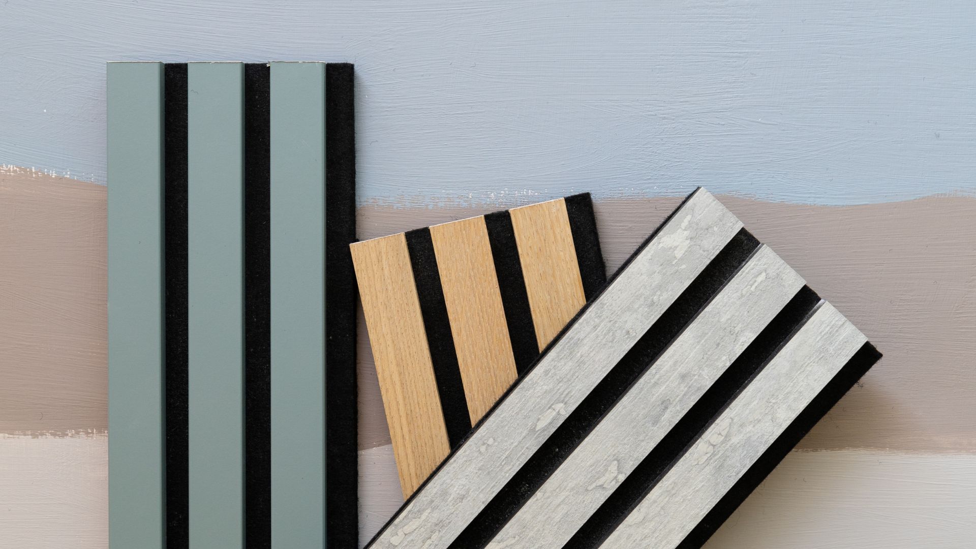 Tablet mit dem Wort Web design und Pinseln und Farbe drumherum