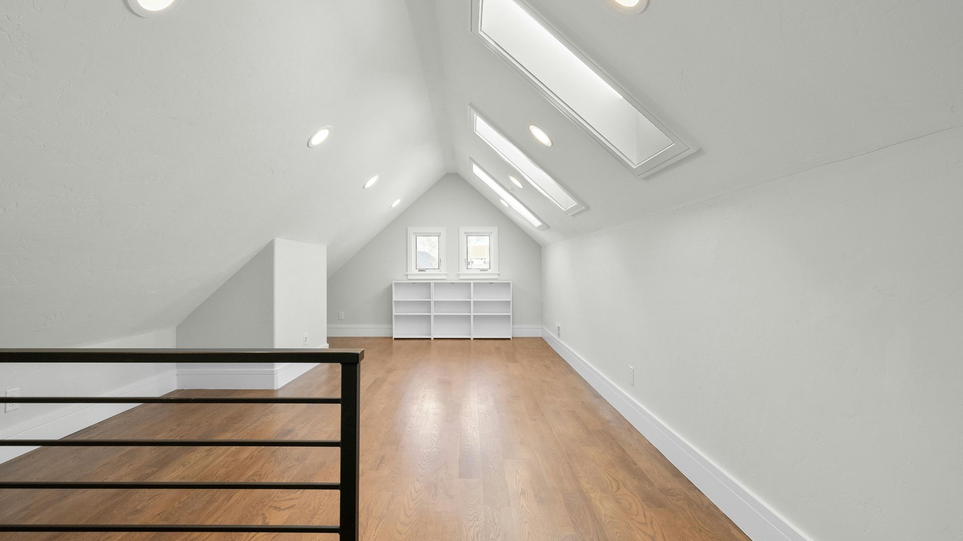 Tablet mit dem Wort Web design und Pinseln und Farbe drumherum